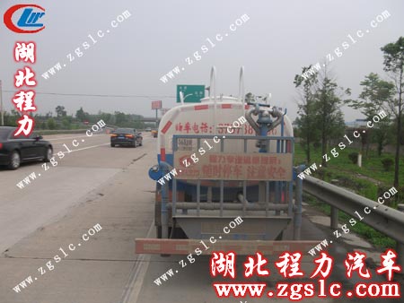 福田2600灑水車(chē)在路上