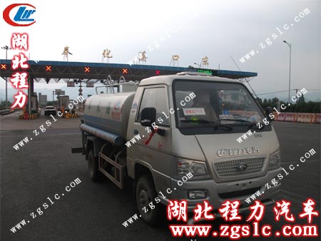 福田2600灑水車(chē)走出奉化收費(fèi)站