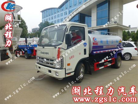 徐師傅做好出發(fā)前的資料、車輛信息核對工作