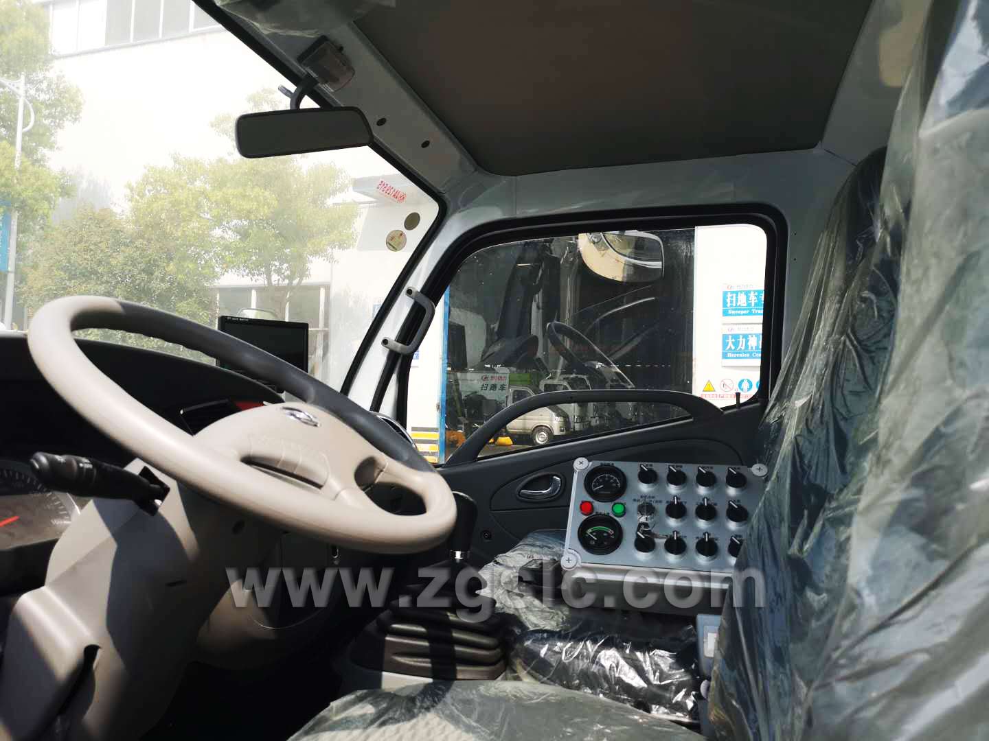 東風(fēng)多利卡護(hù)欄清洗車(chē)(國(guó)五)