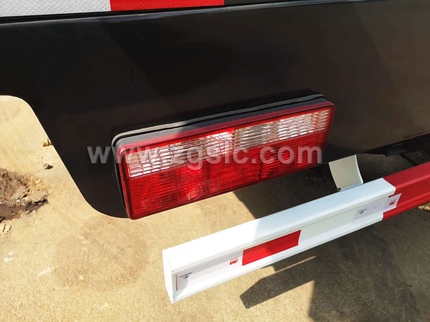 東風(fēng)多利卡護(hù)欄清洗車(chē)(國(guó)五)
