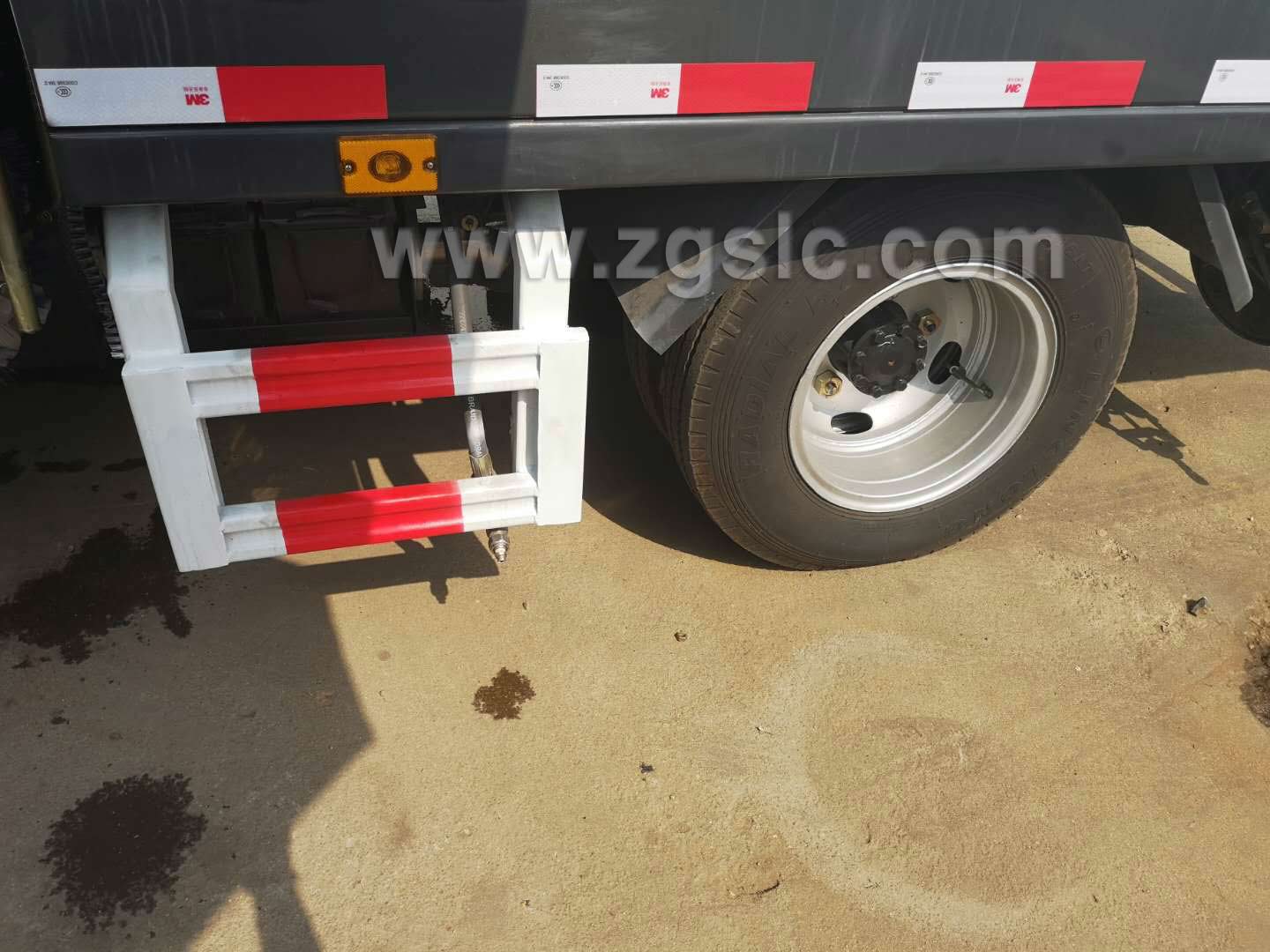 東風(fēng)多利卡護(hù)欄清洗車(chē)(國(guó)五)