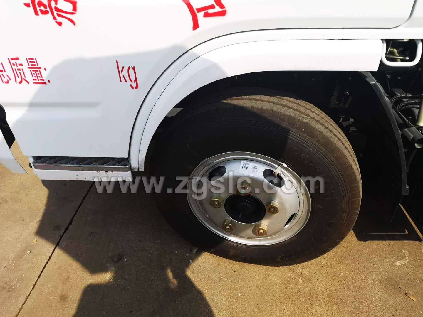 東風(fēng)多利卡護(hù)欄清洗車(chē)(國(guó)五)