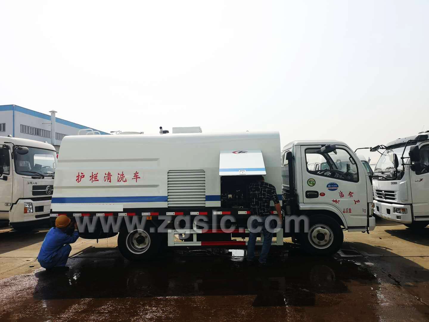 東風(fēng)多利卡護(hù)欄清洗車(chē)(國(guó)五)
