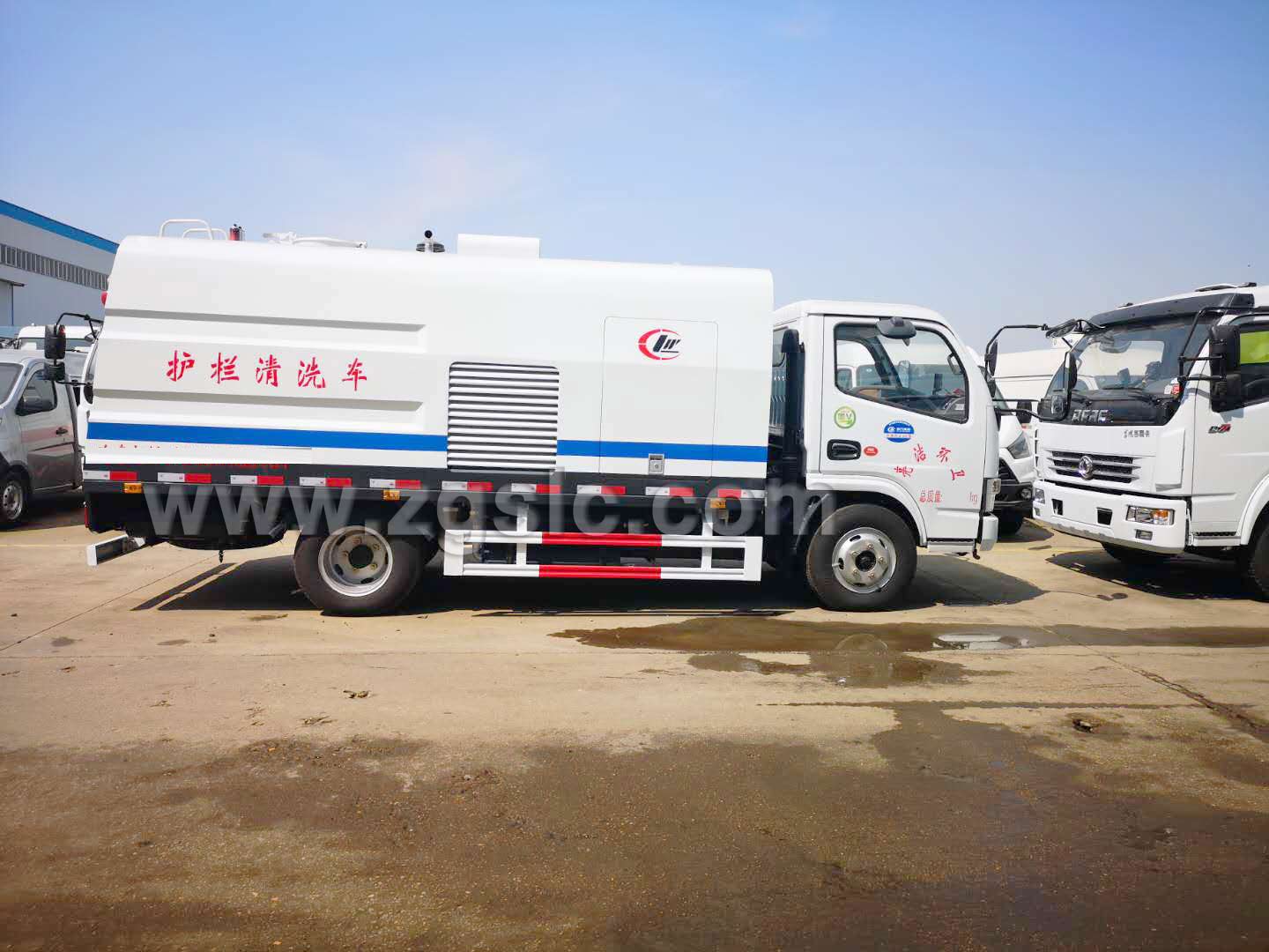 東風(fēng)多利卡護(hù)欄清洗車(chē)(國(guó)五)