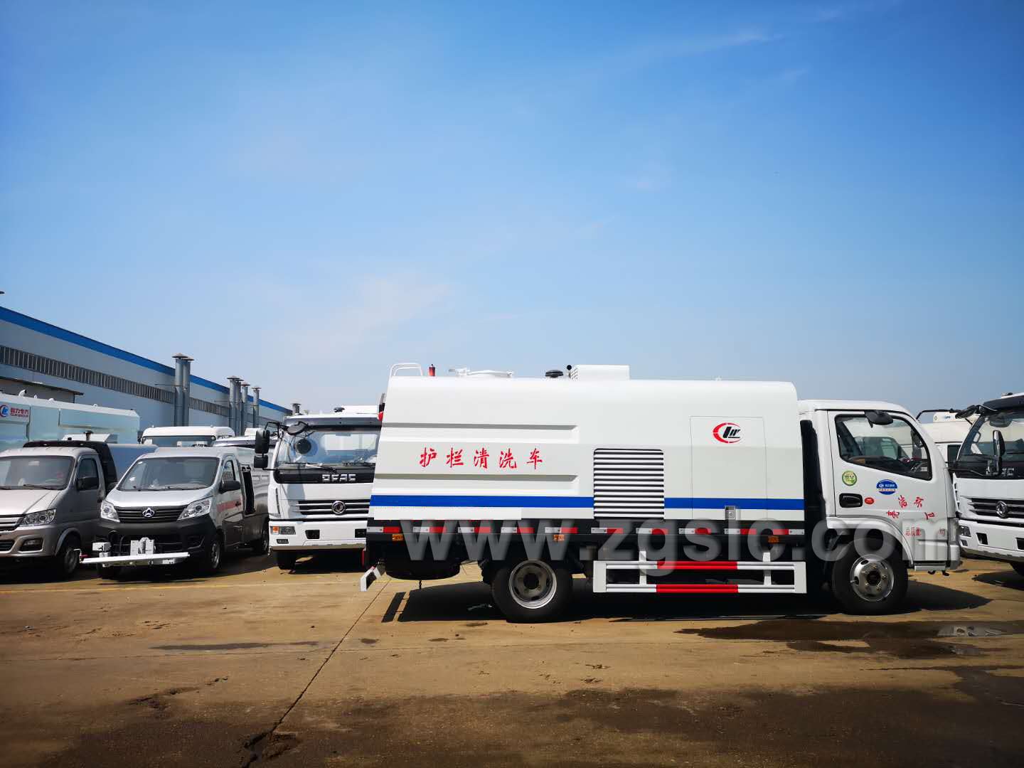 東風(fēng)多利卡護(hù)欄清洗車(chē)(國(guó)五)