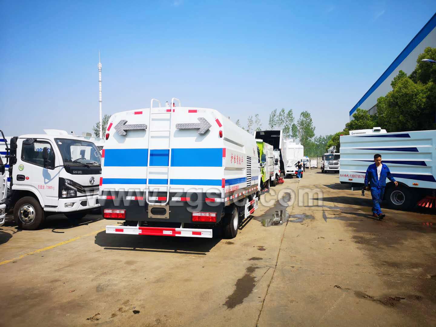 東風(fēng)多利卡護(hù)欄清洗車(chē)(國(guó)五)
