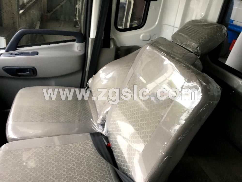 程力東風(fēng)后雙橋22噸灑水車黃牌(國五)內(nèi)飾