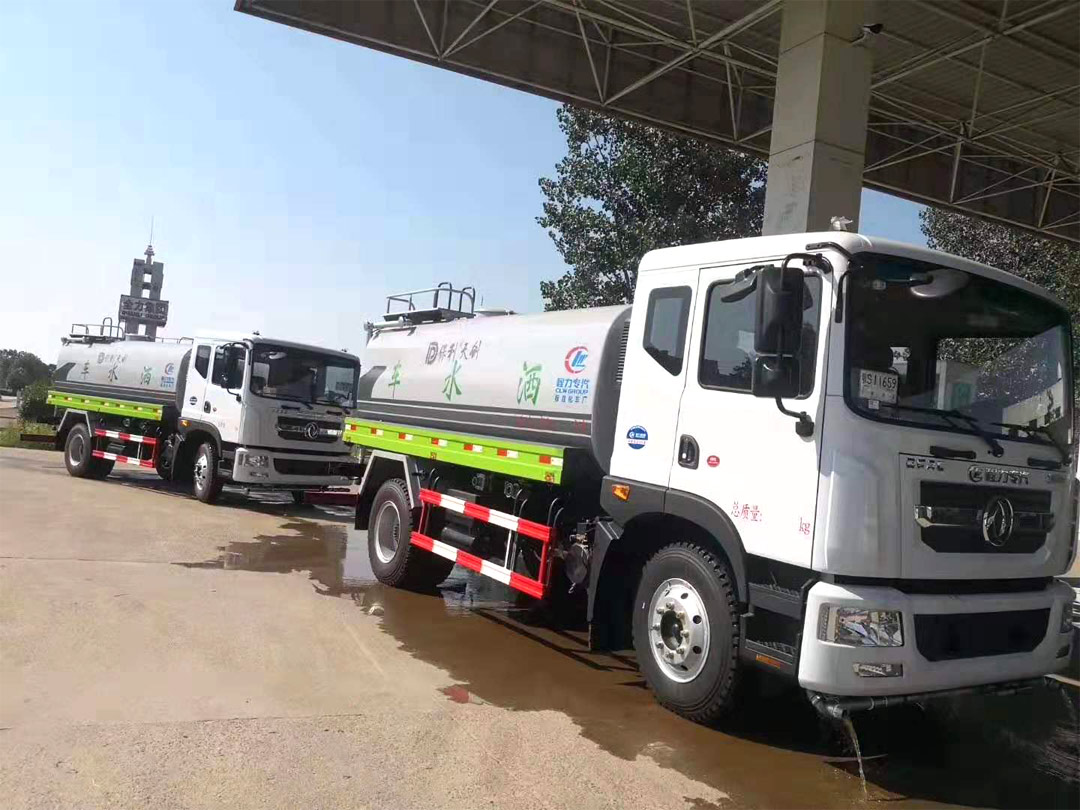 程力集團東風D9灑水車正在等待加油發(fā)車
