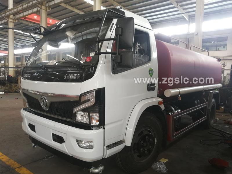 湖北程力歷經(jīng)打磨的灑水車(chē)水罐