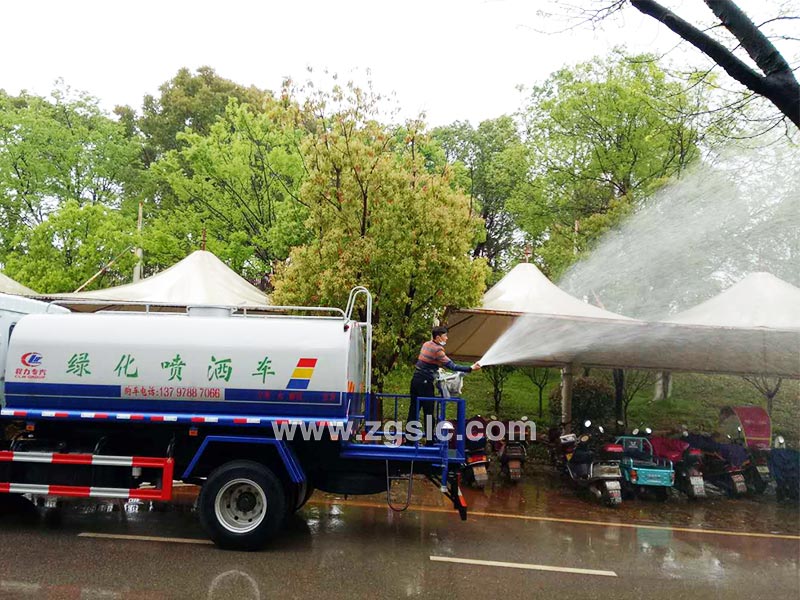 上圖為東風(fēng)D9多功能綠化噴灑車(chē)
