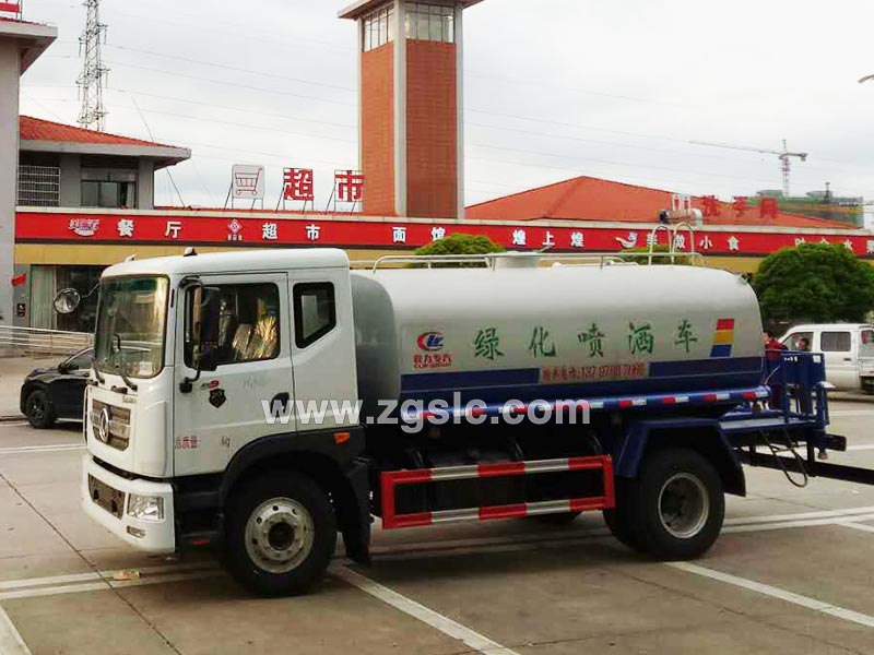 上圖為東風(fēng)D9多功能綠化噴灑車(chē)