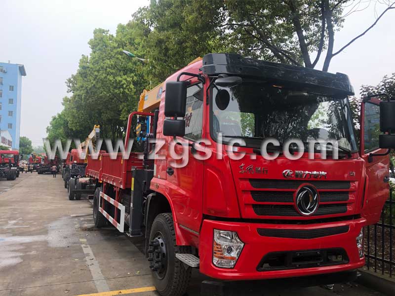 東風(fēng)暢行隨車吊已經(jīng)完工，停在車間門口.jpg
