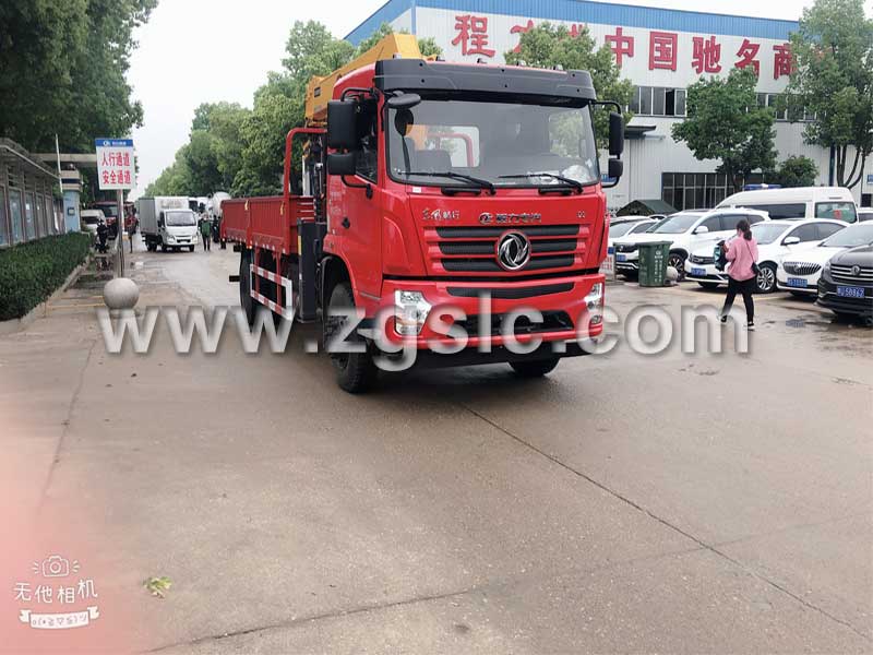 圖上東風(fēng)暢行隨車吊準(zhǔn)備出廠.jpg